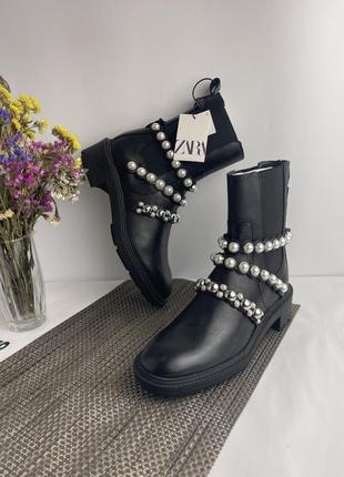 Кожаные оригинальные ботинки zara с перлами, сапоги челси