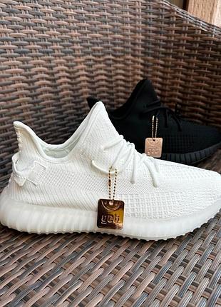 Кросівки унісекс yeezy.
