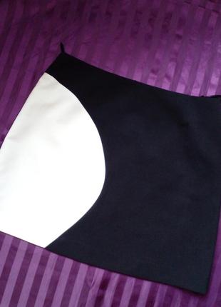 Цікава чорно  -біла спідниця 18 р