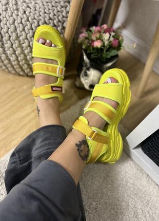 Эффектные желтые босоножки-сандали