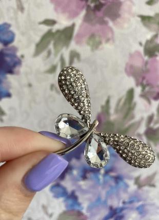 Брошка стрекоза со стразами в стразах серебристая с камнями в камнях