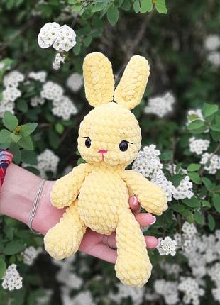 Жовтий заєць з плюшевої пряжи