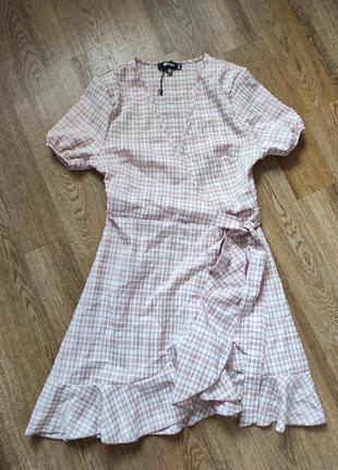 Платье с короткими рукавами на запах  с завязками на талии и отделкой широкой рюшей2 фото