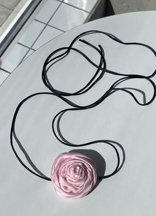 Трендова троянда атласна рожева на шию квітка на шнуру чокер роза