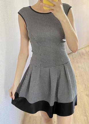 Классическое платье с кружевом на спине1 фото