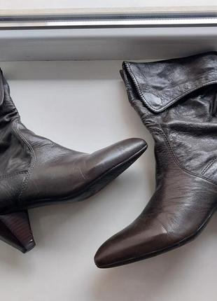 Классные стильные оригинальные кожаные сапоги apepazza с острым носком и фигурным каблуком7 фото