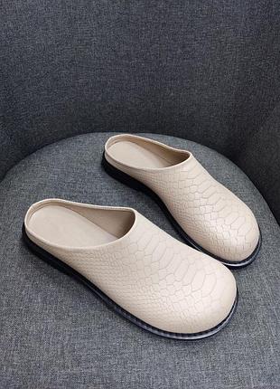 Шльопанці шкіряні з тисненям бежеві сабо мюлі на низькому ходу