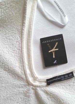 Молочно-белое платье из плотной фактурной эластичной ткани2 фото