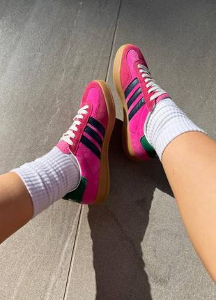 Adidas gazelle x gucci жіночі трендові рожеві малинові кросівочки адідас гучі женские яркие малиновые розовые кроссовки бренд демисезон10 фото