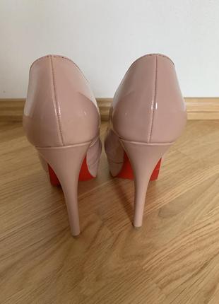 Бежеві туфлі christian louboutin3 фото