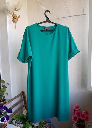 Стильное зеленое классическое платье с короткими рукавами.