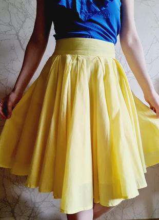 Жёлтая пышная юбка в складку3 фото