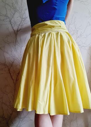 Жёлтая пышная юбка в складку7 фото