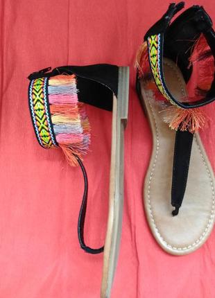 Босоножки женские чёрные с вышивкой2 фото