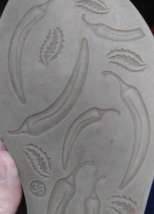 Босоножки женские чёрные с вышивкой8 фото