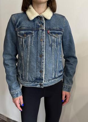 Levi's женская теплая джинсовая куртка с мехом шерпа3 фото