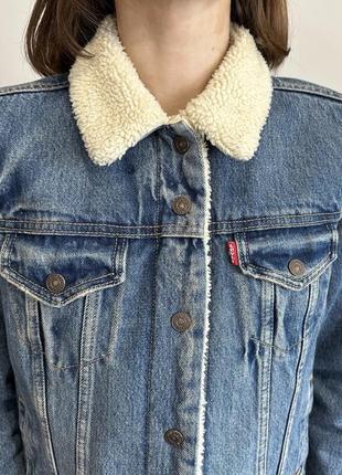 Levi’s жіноча тепла джинсова куртка з хутром шерпа2 фото