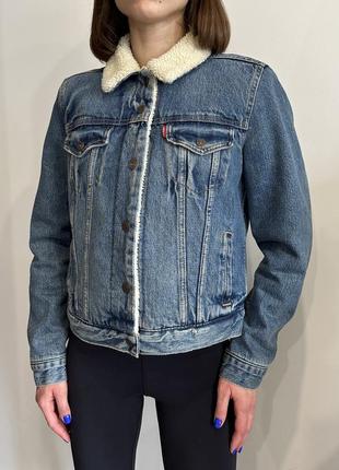 Levi's женская теплая джинсовая куртка с мехом шерпа6 фото