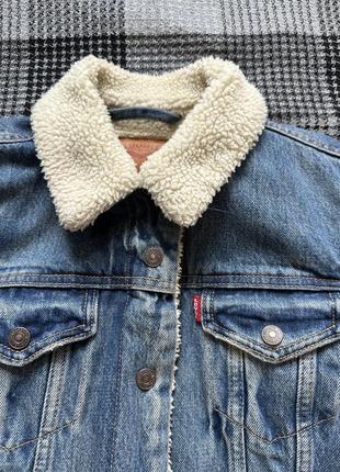 Levi's женская теплая джинсовая куртка с мехом шерпа10 фото