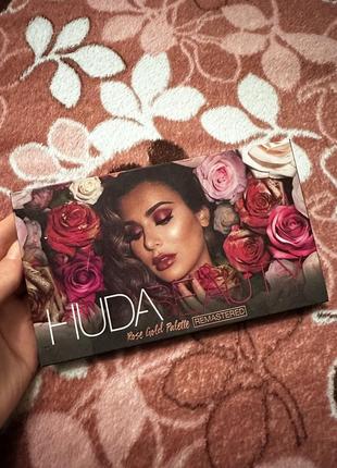 Палетка теней huda beauty rose gold remastered