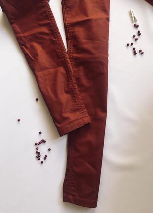 Стильні джинси бордового кольору1 фото