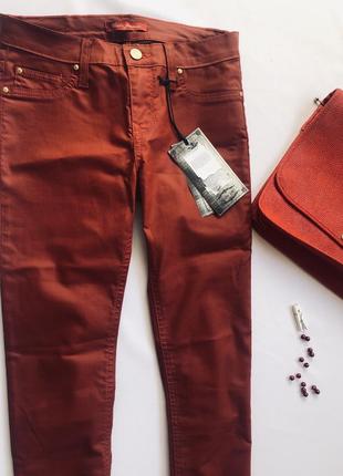 Стильні джинси бордового кольору4 фото