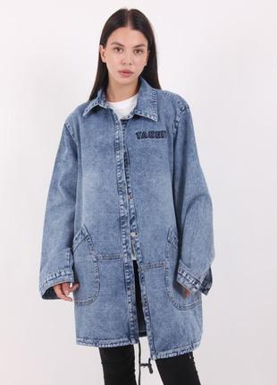 Джинсовая женская удлиненная куртка большого размера с отложным воротником3 фото