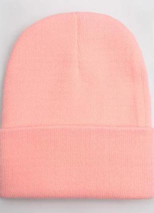 Базовая однотонная стильная шапка персикового цвета розовый оттенк1 фото