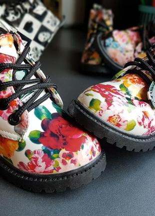 Ботинки деми лаковые цветы модные2 фото