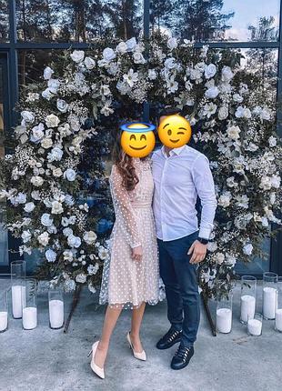 Ніжна сукня довжиною міді