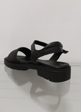 Женские черные кожаные сандалии на грубой подошве6 фото