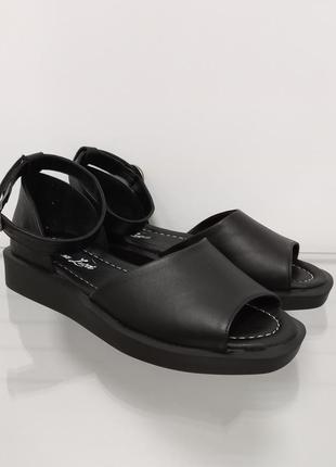 Жіночі чорні шкіряні босоніжки із закритим задником