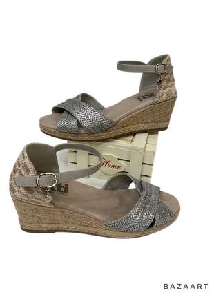 Босоніжки на танкетці