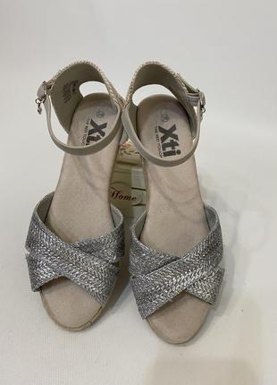 Босоніжки на танкетці2 фото