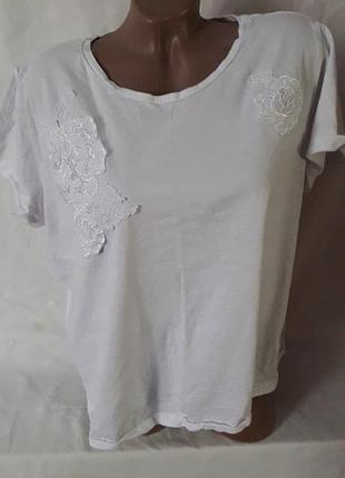 Білосніжна футболка з аплікацією