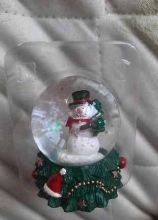 Стеклянный шар со снеговиком и снегом3 фото