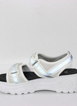 Женские белые спортивные босоножки со светоотражающей тесьмой5 фото