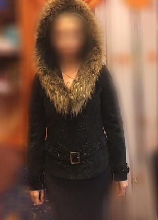 Куртка с натурального замша с мехом енота.1 фото
