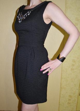 Черное платье колокольчик с колье бусами ожерельем7 фото