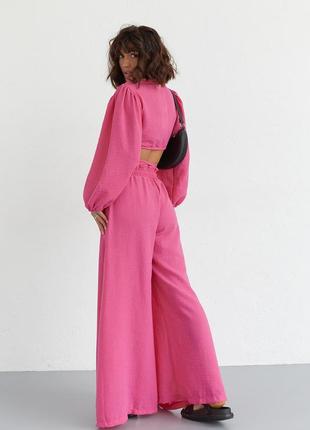 Костюм с широкими брюками и короткой блузой на запах, розовый4 фото