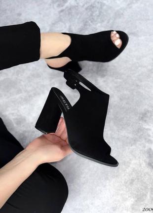 Женские черные замшевые закрытые босоножки на каблуке3 фото
