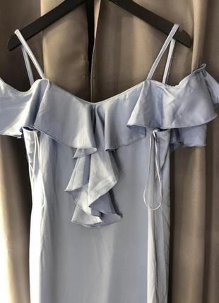 Макси-платье с открытыми плечами, воланами и разрезом по бокам от jessica whigh4 фото