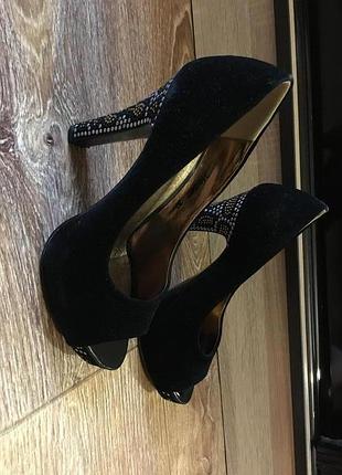 Чорні оксамитові туфлі wild cat зі стразами