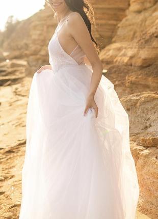 Легкое невесомое свадебное платье с глубоким декольте и открытой спиной2 фото