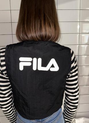 Fila короткая жилетка с карманами с рефлективным логотипом на спине5 фото