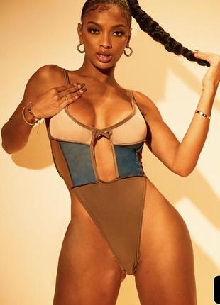 Шикарное боди с высокими вырезами prettylittlething