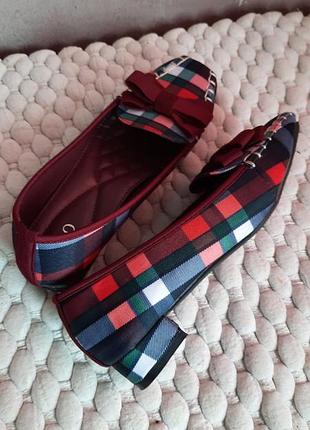 Новые туфли на небольших каблуках