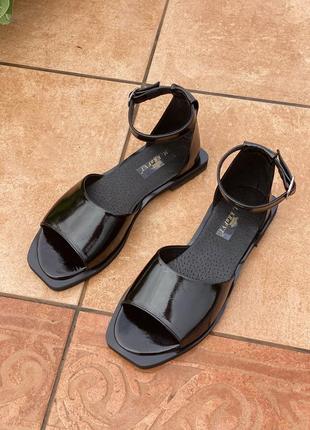 Лаковые сандалии босоножки женские летние повседневные легкие удобные на низком каблуке ходу чёрные1 фото