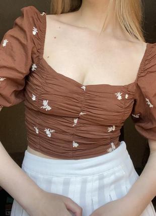 Топ stradivarius з квітковою вишивкою