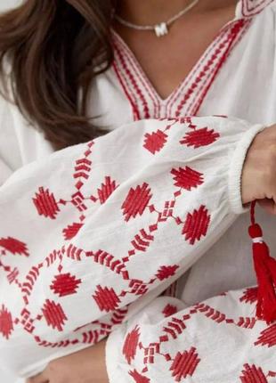 Блуза вышиванка с красным орнаментом на рукавах3 фото